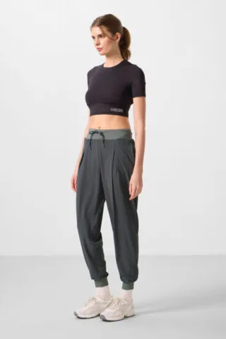Hüftlange dünne Jersey-Jogginghosen mit Tasche