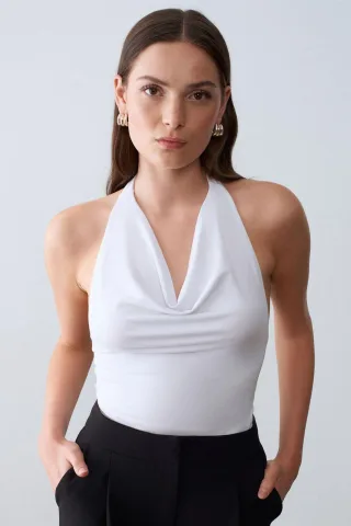 Ärmellose Bluse mit Schlauchkragen und Bindegürtel