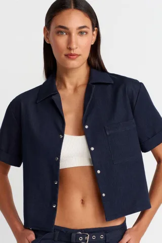 Damen geschnittenes Kreppshirt mit Tasche