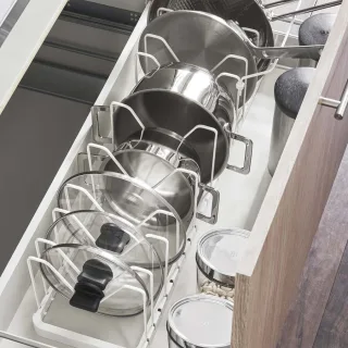 Yamazaki Kochtopf Deckel Organizer verstellbar 45-82cm Metall weiß. Schaffen Sie skandinavische Leichtigkeit und klare Strukturen in Ihrer Küchenzeile