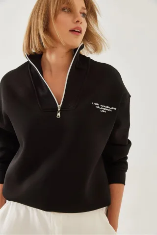 Übergroßer Strickpullover mit Reißverschlusskragen