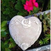 Radami Gartenfigur Grabherz mit Rosen, Rosenranke in grau/weiß 14,5cm