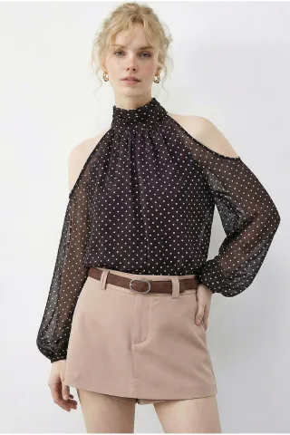 Punktmuster Chiffon Rollkragenbluse mit Cut-Out