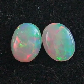 Welo Opal Pärchen 0,83 u. 0,97 ct Multicolor Milchopale Opale