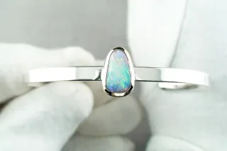Eleganter Armreif aus massivem Silber mit White Opal 1,34 ct
