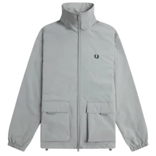 Fred Perry Jacke mit aufgesetzter Tasche und Reißverschluss in Grau