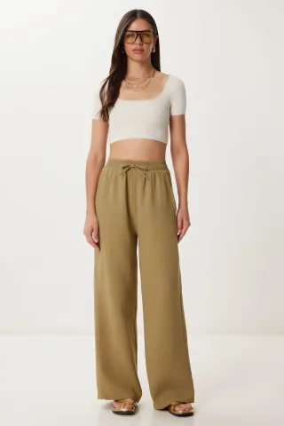 Weite Hosen mit Bindegürtel und Bindungsdetails