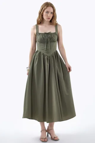 Midi-Kleid mit quadratischem Kragen und Knopfdetails