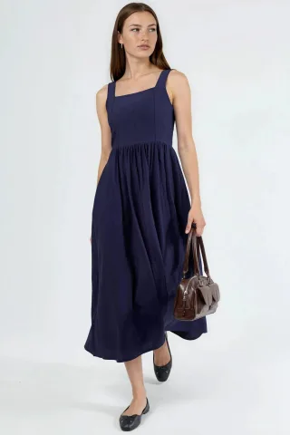 Schwingendes Midi-Kleid mit quadratischem Kragen