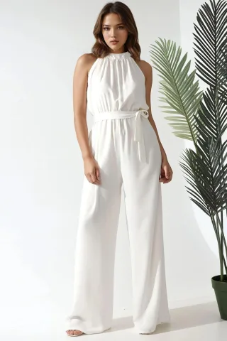 Weit geschnittener Jumpsuit mit Halterneck