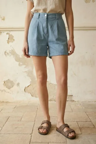 Hoch taillierte, weit geschnittene Shorts