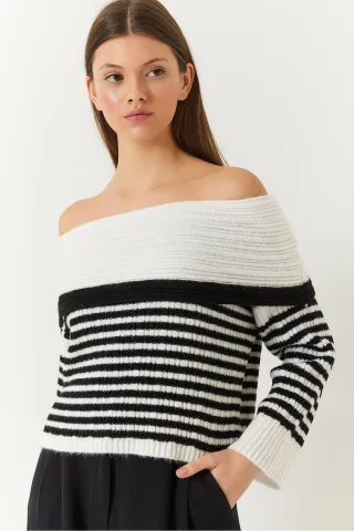 Gestreifter schulterfreier Strickpullover