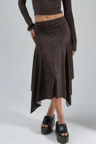 Hochtaillierter asymmetrischer Midi-Rock mit Leopardenmuster