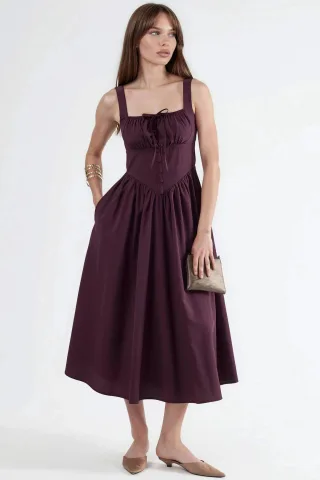 Midi-Kleid mit quadratischem Kragen und Knopfdetails