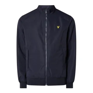 Die Lyle & Scott Trichterhalsjacke mit Mesh-Backing ist mit einem Innennetz ausgestattet, das die Atmungsaktivität fördert. Ein Muss bei Übergangswetter und wenn Sie leichte Jacken mit normaler Passform bevorzugen. Mit durchgehendem Marken-Reißversch