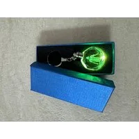 Stelby Schlüsselanhänger mit Gravur Lionel Messi Schlüsselanhänger Multicolor LED mit Geschenkbox (Perfekt für Geburtstage und Weihnachten, 1-tlg., Robustes Glasmaterial, leuchtet in 5 Farben), Farbwechsel, langlebig, modernes Design