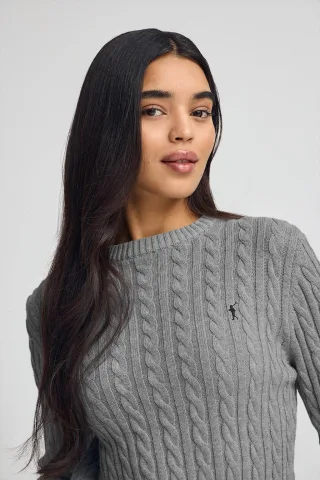 Pullover grau meliert mit Rundhalskragen aus Wollgemisch mit gesticktem Rigby Go-Logo
