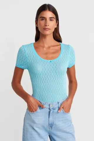 Texturierte Slim-Fit Bluse mit Schleifendetail