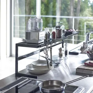Yamazaki Küchenregal ausziehbar 54-92cm Tower Metall schwarz. Flexibler Stauraum für die Arbeitsplatte oder über der Spüle in Ihrer modernen Küche.