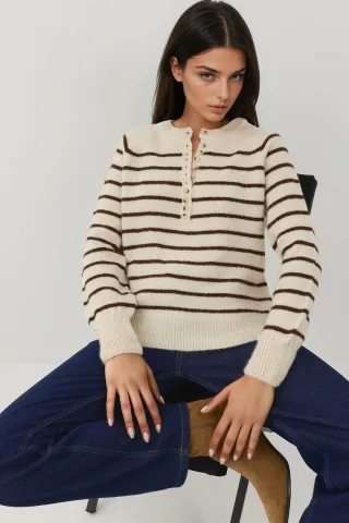 Gestreifter Pullover mit Knopfkrause