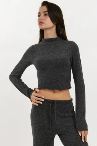 Weiche strukturierte Halb-Turtleneck Cropped-Bluse
