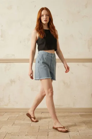 Hoch taillierte weite Jeansshorts