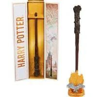 Wizarding World Harry Potter - Authentischer Harry Potter Zauberstab, Rollenspiel mit Hogwarts-Halterung