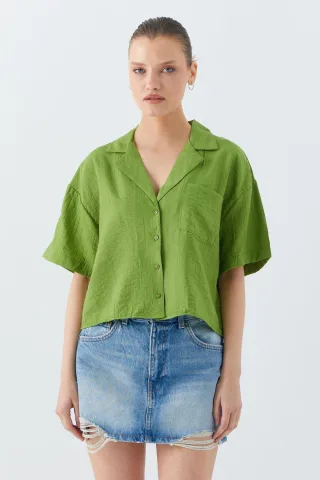 Lässiges Crop-Shirt mit Knopfleiste und Tasche