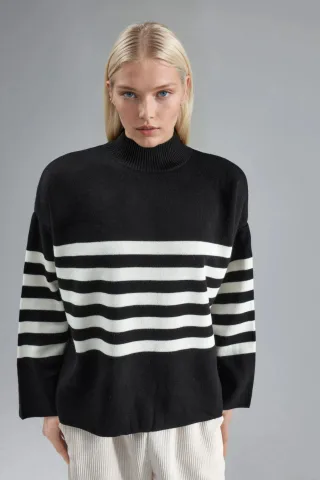 Übergroßer gestreifter Rollkragenpullover