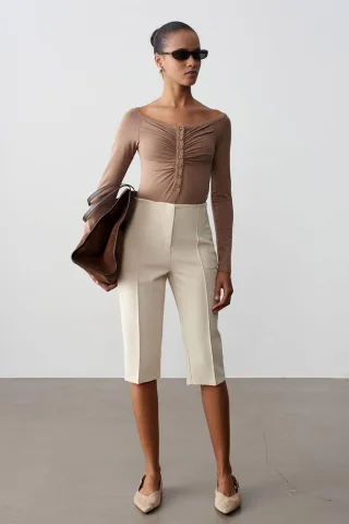 Hochbundige gerade Capri-Shorts mit Schlitz