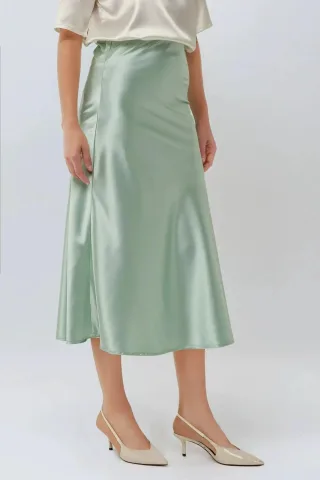 Hochgeschnittener Satin-Midi-Rock
