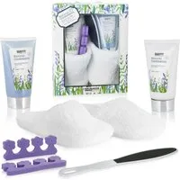 BRUBAKER Pflege-Geschenkset Beauty Wellness Set mit Lavendel Salbei Minze Duft - inkl. Hausschuhen, 6-tlg., Frauen Fußpflege Set mit Slippers aus Teddy Plüsch, Geschenkset