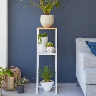 Yamazaki Pflanzenständer schlank 2 Ebenen 25x25x80cm Metall Holz weiß. Ein eleganter Beistelltisch für Ihre Pflanzen oder den Luftbefeuchter.
