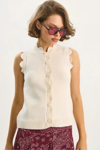 Rüschener Pullover mit Rundhalsausschnitt