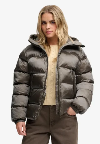 Superdry - Glänzende Steppjacke mit Kapuze – Schmale Passform dunkles kakigrün - Gr. - 14