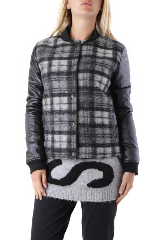 Karierte Bomberjacke