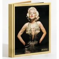 Marilyn Monroe 100. Der offizielle Band. / Rachel Syme, David Wills, Louie Conway, Die Ikone des Hollywood-Glamours: mit brillanten Fotos von 17 der bedeutendsten Fotografen des 20. Jahrhunderts, in einer exklusiven, hochwertigen Edition