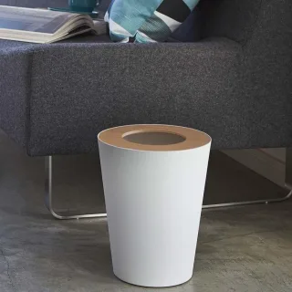 Minimalistischer Papierkorb aus Metall in der farbe weiß | Yamazaki Rin. Die funktionale Abfallentsorgung für Ihren geordneten Alltag im Büro.