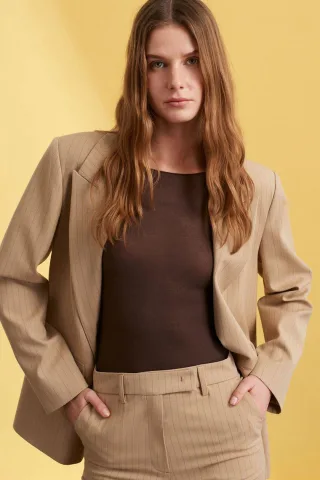 Gestreifter Crepe-Blazer mit Schalkragen