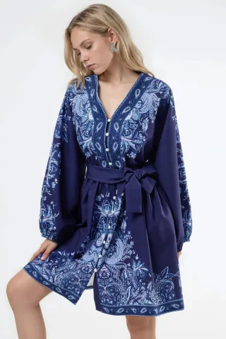 Kleid mit Gürtel und V-Ausschnitt im Paisleymuster