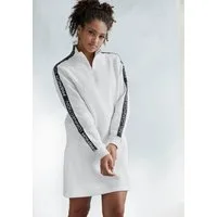 French Connection Sweatkleid mit Stehkragen und Logoprint Einsätzen auf den Ärmeln.