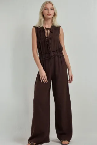Texturiertes Jumpsuit mit weitem Bein und Rundhalsausschnitt