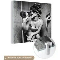 MuchoWow Acrylglasbild Frau - Toilette - Schwarz - Weiß, Inkl. Aufhängung, Bilder auf Glas Wandbild, Wanddeko Wohnzimmer Badezimmer, 20x20 cm