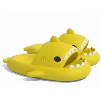 Corimori Bequeme Hai Badeschuhe im Haifisch-Design Badeschuh (Packung, Geschenk) lustige, rutschfeste, schnell trocknende Badeschlappen EU Größe 40-41