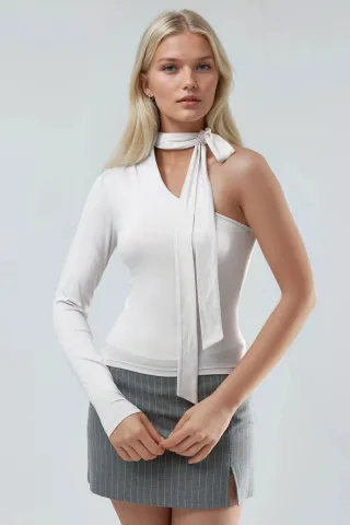 Bluse mit einem Ärmel und Schaldetails