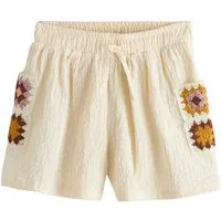 Next Shorts Shorts mit Tasche und Häkelbesatz (1-tlg)