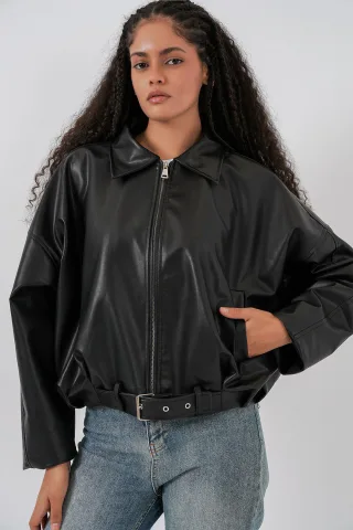 Übergroße Jacke aus Kunstleder mit Gürtel