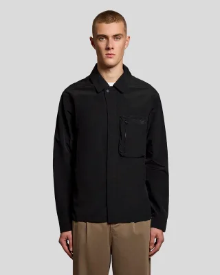 Leichte Utility-Taschen-Übershirt