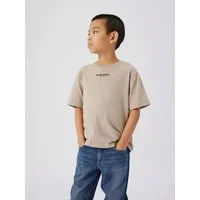 Name It T-Shirt NKMBRODY SS NREG TOP NOOS mit dezentem 3D-Frontmotiv