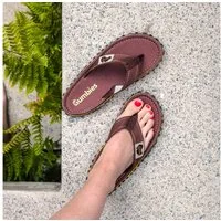 Gumbies Classic in Brown T-Strap-Zehentrenner Hergestellt aus recycelten Materialien